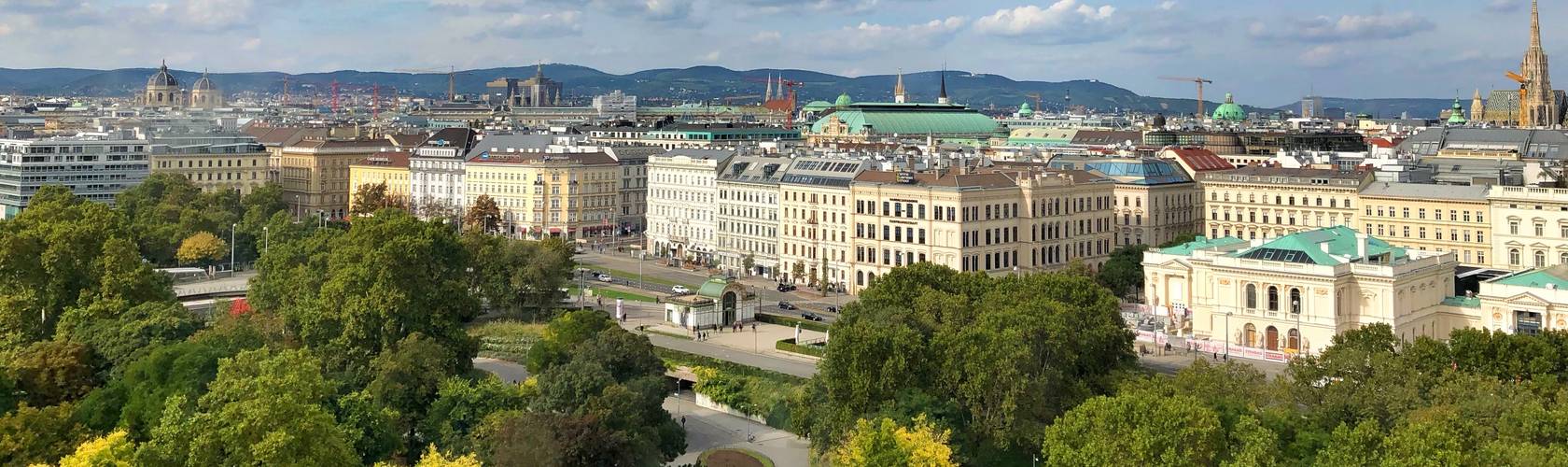 Die Statue von Franz Joseph in Wien. Im Hintergrund sind Gebäude mit blauen Dächern zu sehen.