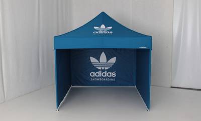 Faltzelte und Promotionzelte für Event-Marketing kaufen Blaues Adidas Snowboarding Eventzelt mit Logo-Aufdruck auf einer Messe